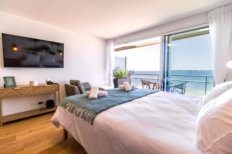 Bed, Natural landscape, TV and multimedia, Balcony/Terrace, Photo of the whole room, Beach, Bedroom, Sea view, towels