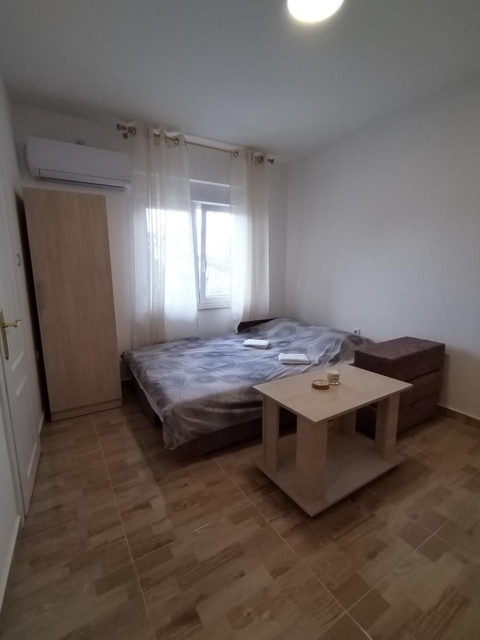 Photo of the whole room, internet, wardrobe, air conditioner