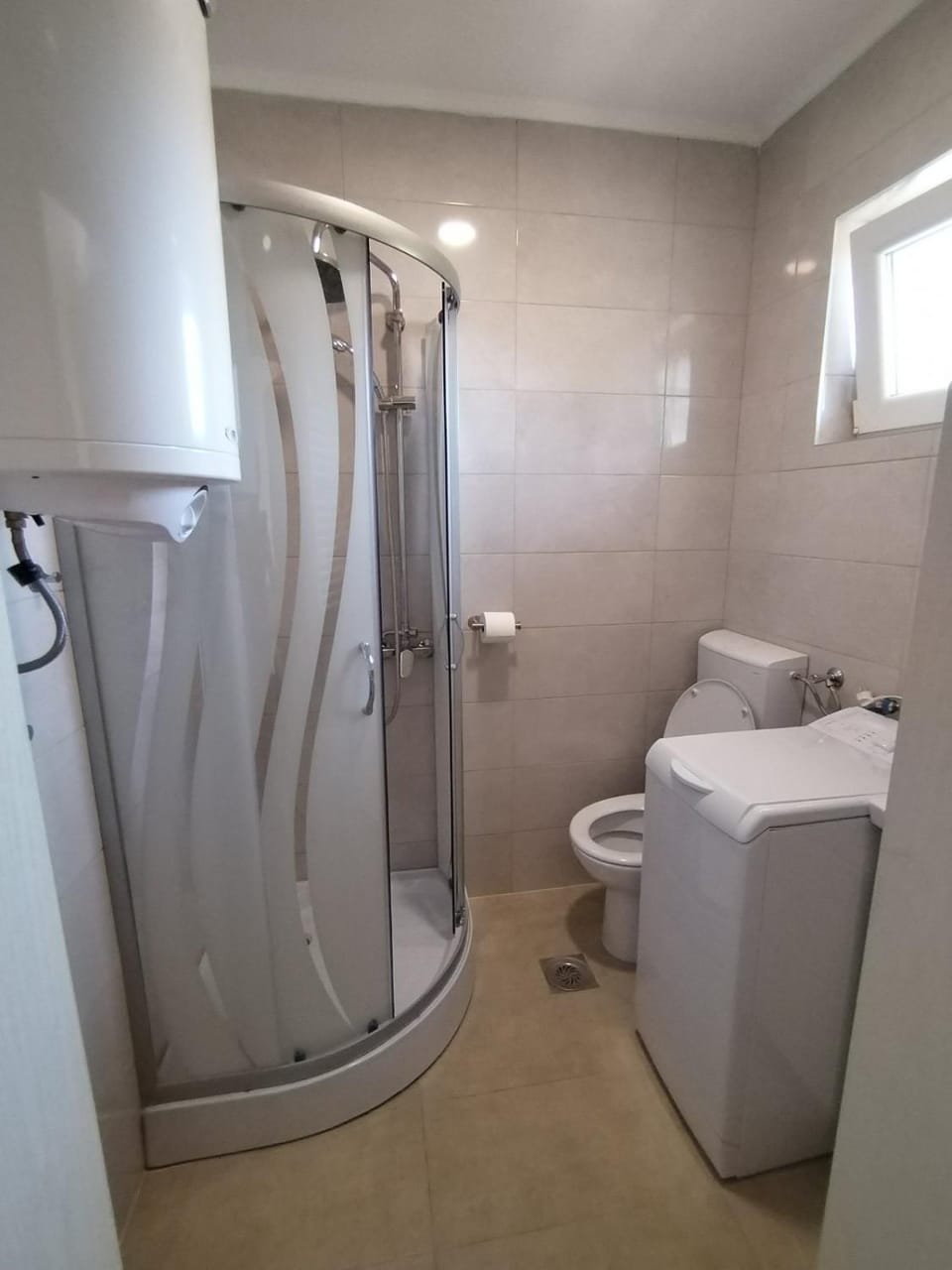 Shower, Toilet, Bathroom, towels, washing machine