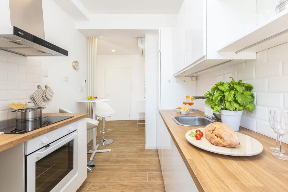 Kitchen or kitchenette, Food and drinks, Dining area, Food, oven, stove, toaster