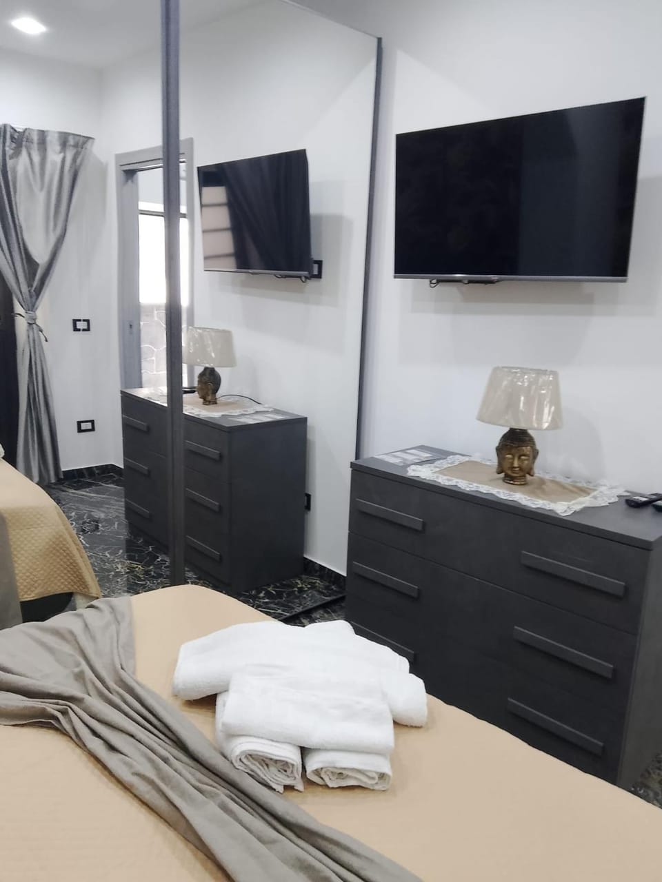 Bed, TV and multimedia, Photo of the whole room, Bedroom