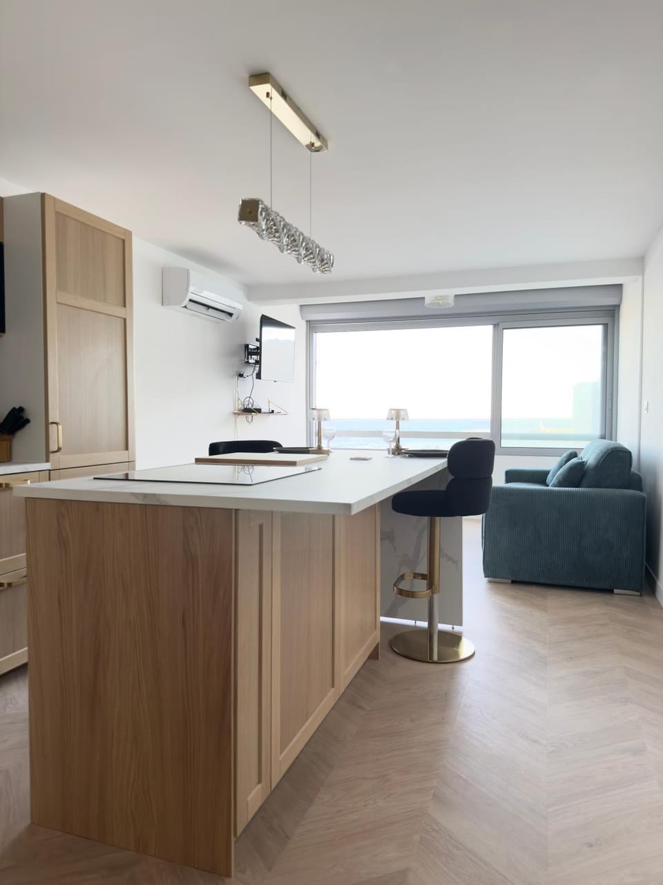 Kitchen or kitchenette, Dining area, stove