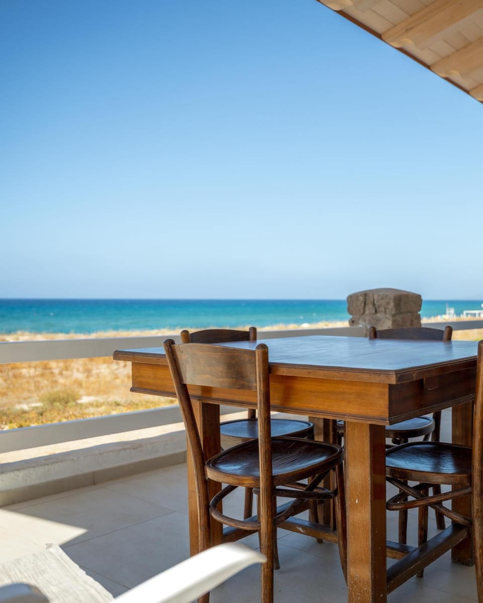 Day, Natural landscape, View (from property/room), Balcony/Terrace, Seating area, Dining area, Beach, Sea view
