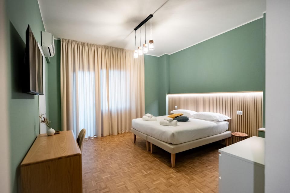 Bed, Bedroom, towels, air conditioner