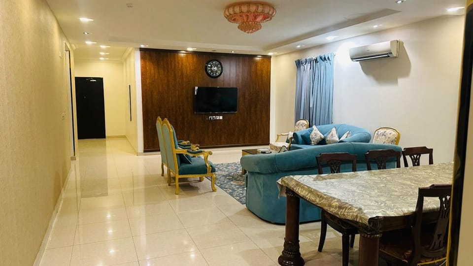 TV and multimedia, Living room, Seating area, Dining area, air conditioner