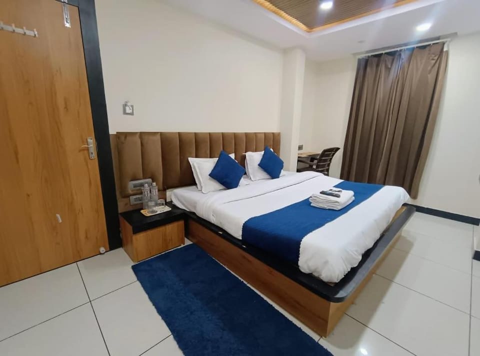 Photo of the whole room, Bedroom, wardrobe