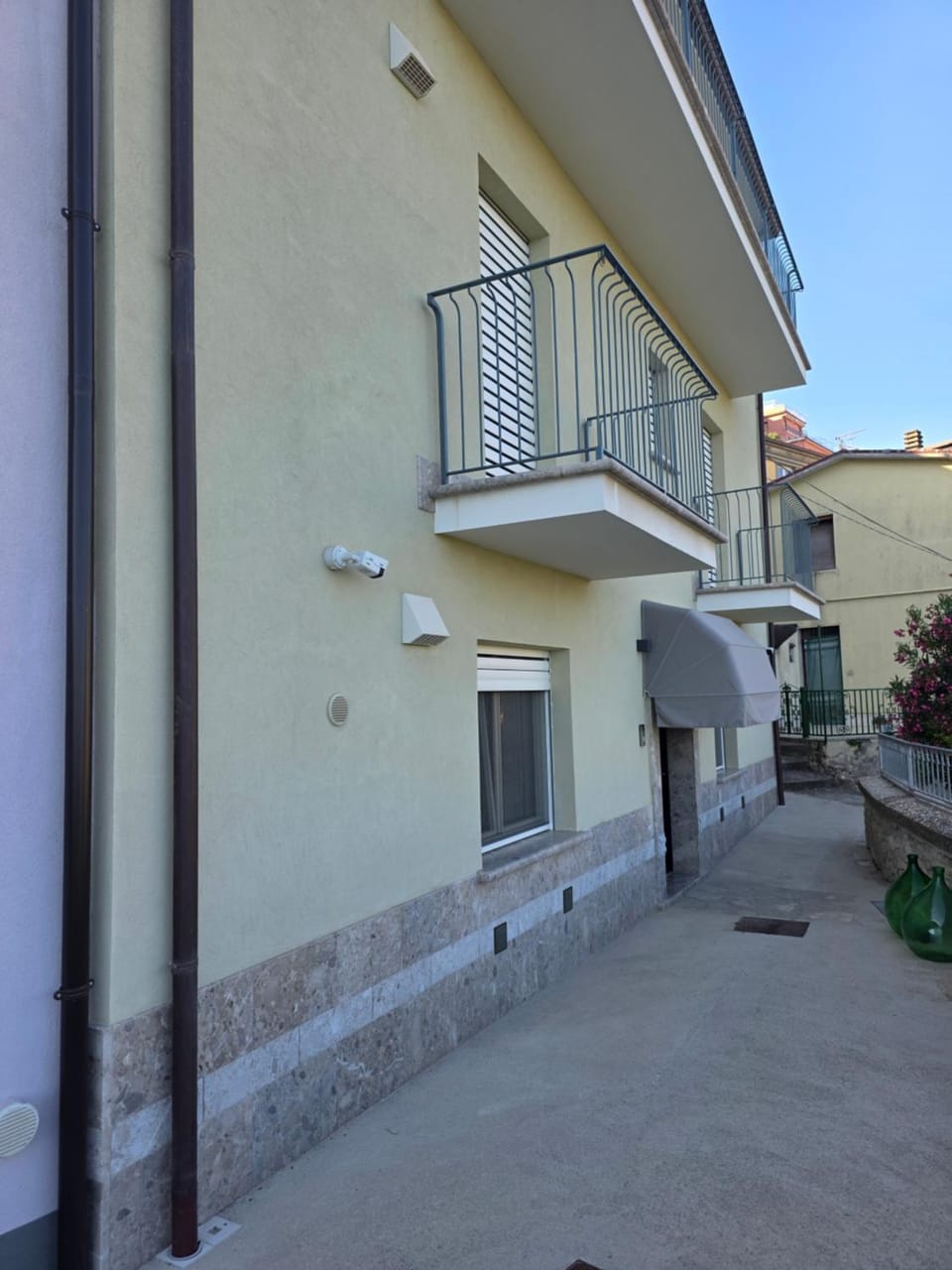 Property building, Facade/entrance, Balcony/Terrace, Street view