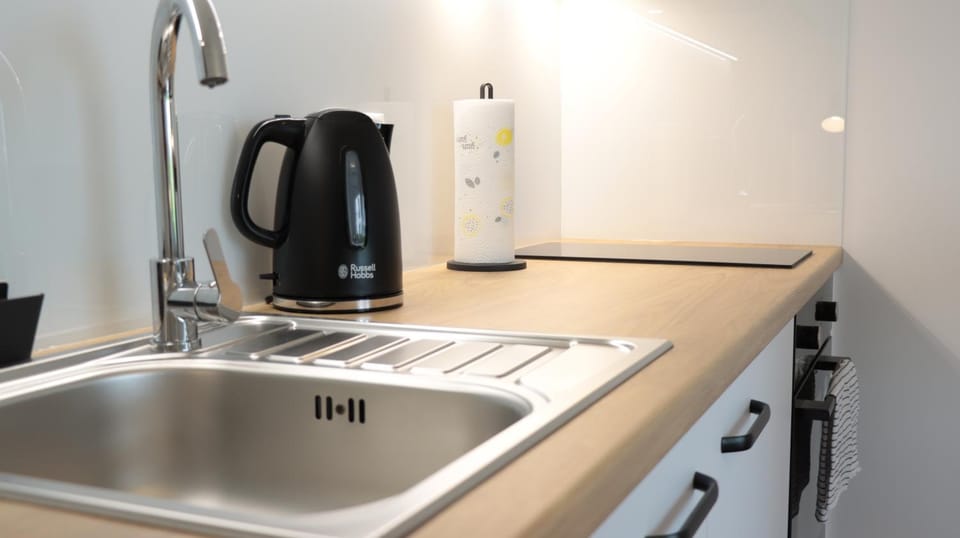 Coffee/tea facilities, Kitchen or kitchenette, stove