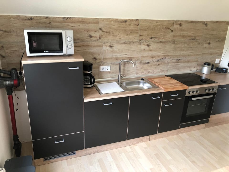 Coffee/tea facilities, Kitchen or kitchenette, dishwasher, microwave, oven, stove, toaster