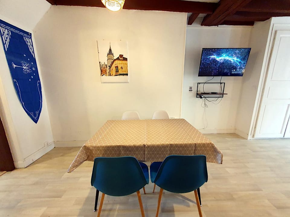 Communal lounge/ TV room, TV and multimedia, Dining area