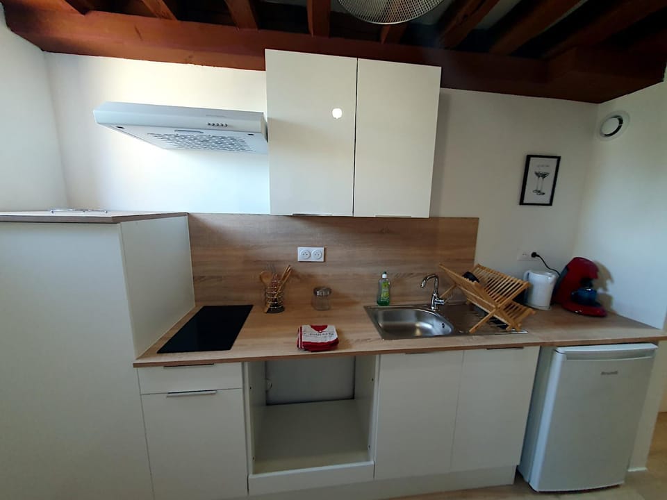 Coffee/tea facilities, Kitchen or kitchenette, stove, toaster, kitchen