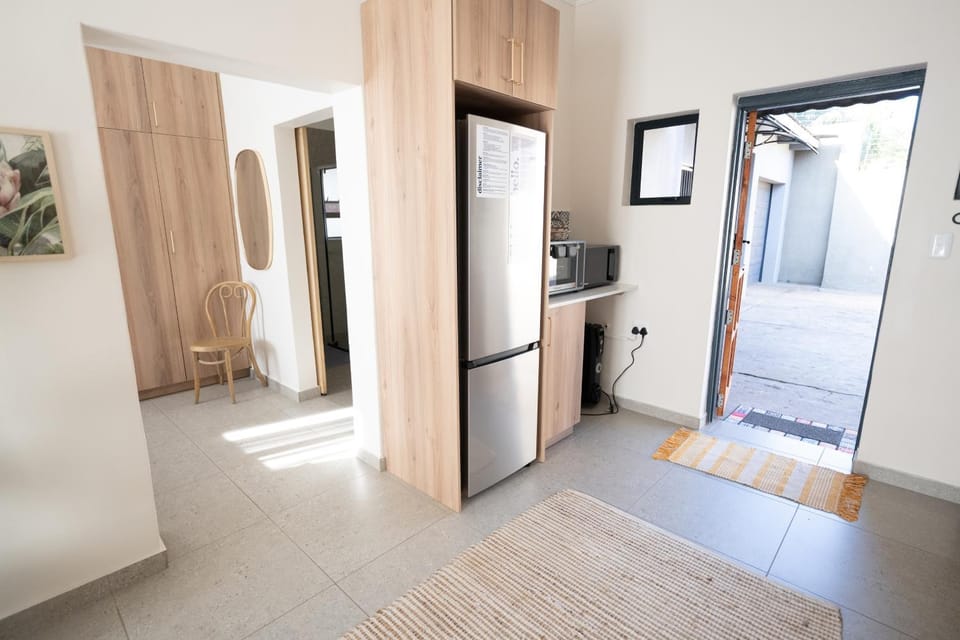 Kitchen or kitchenette, minibar