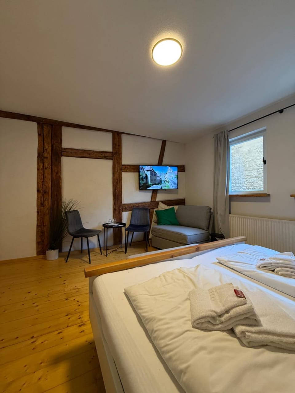 Bed, TV and multimedia, Photo of the whole room, Bedroom