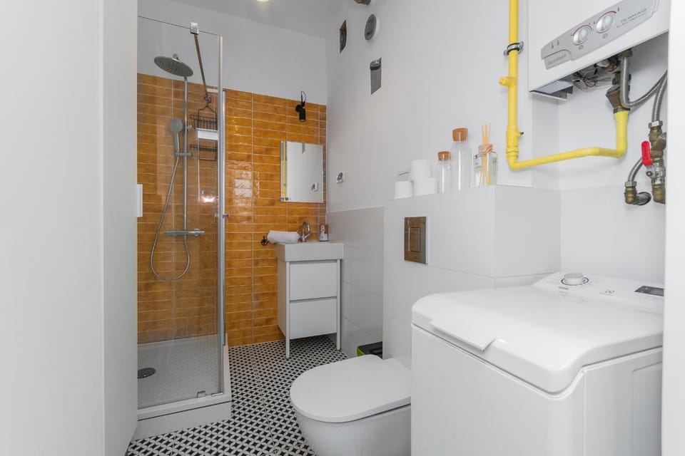 Shower, Toilet, Bathroom, Kitchen or kitchenette, washing machine, dryer