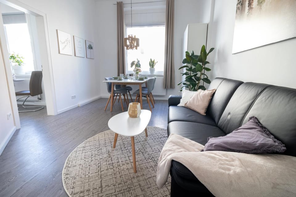 Living room, Seating area, Dining area, internet