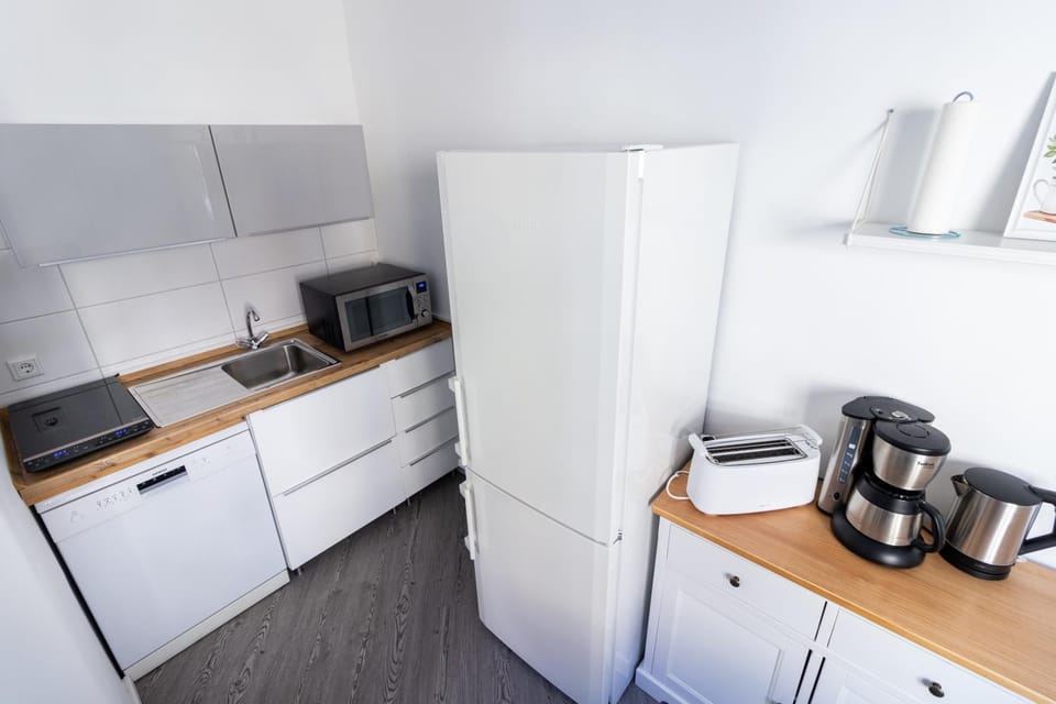 Coffee/tea facilities, Kitchen or kitchenette, dishwasher, internet, microwave, stove, toaster, kitchen