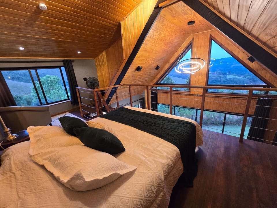 Chalé Canário com Lareira, Hidromassagem Acima das Nuvens Chalet in State of São Paulo
