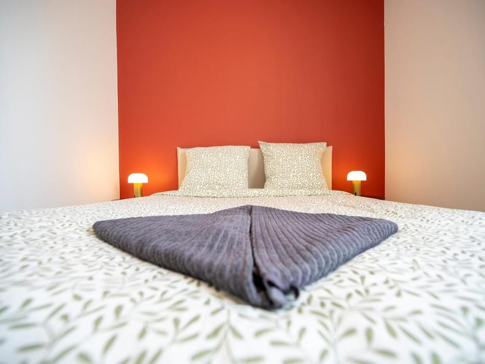 Bed, Bedroom, towels