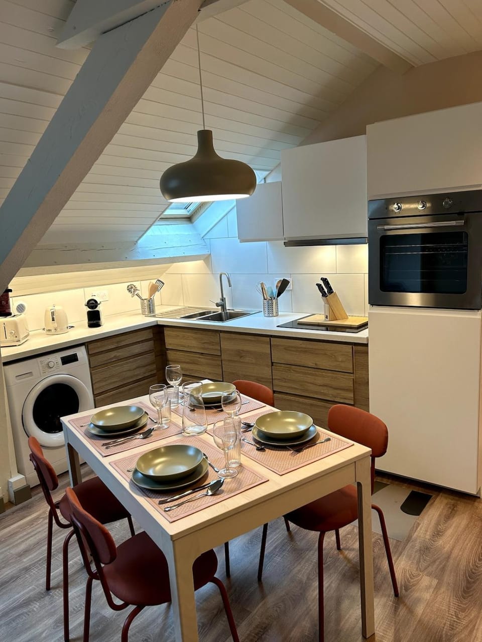 Kitchen or kitchenette, Dining area