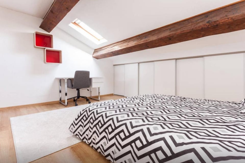 Bed, Photo of the whole room, Seating area