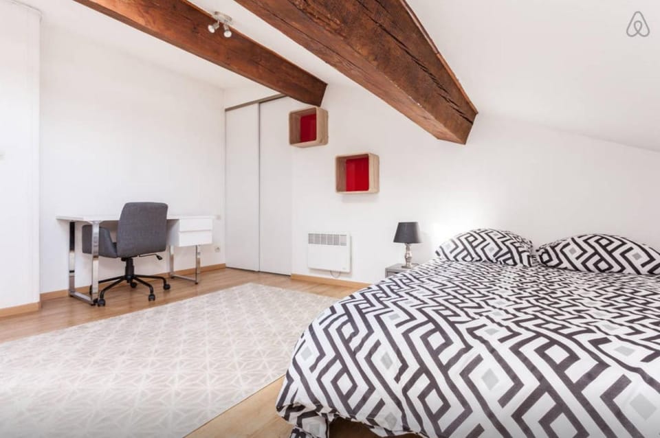 Bed, Photo of the whole room, Seating area