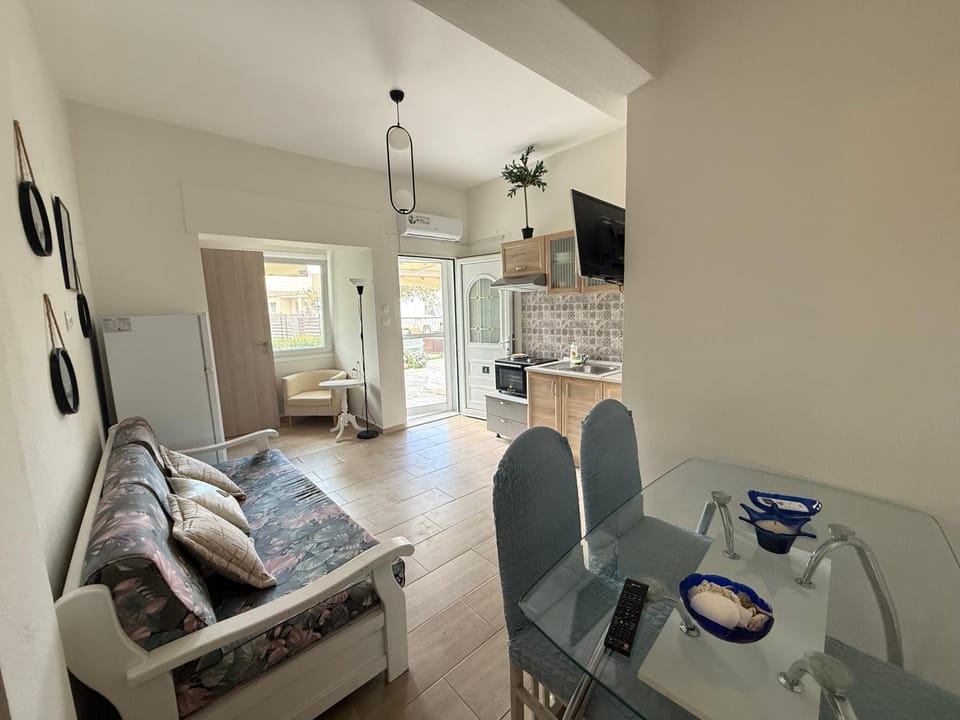 TV and multimedia, Kitchen or kitchenette, Living room, Seating area, Dining area, oven