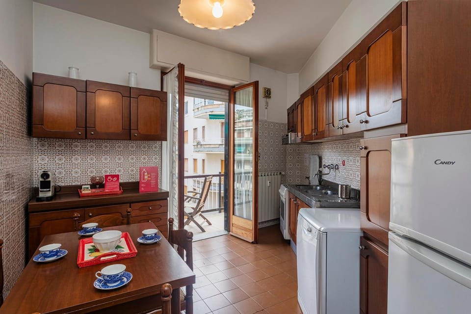 Dining area, kitchen