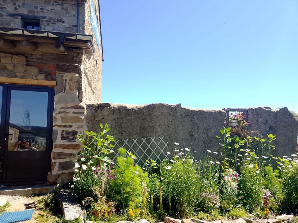 Albergue Monte irago Hostel in Castile and León