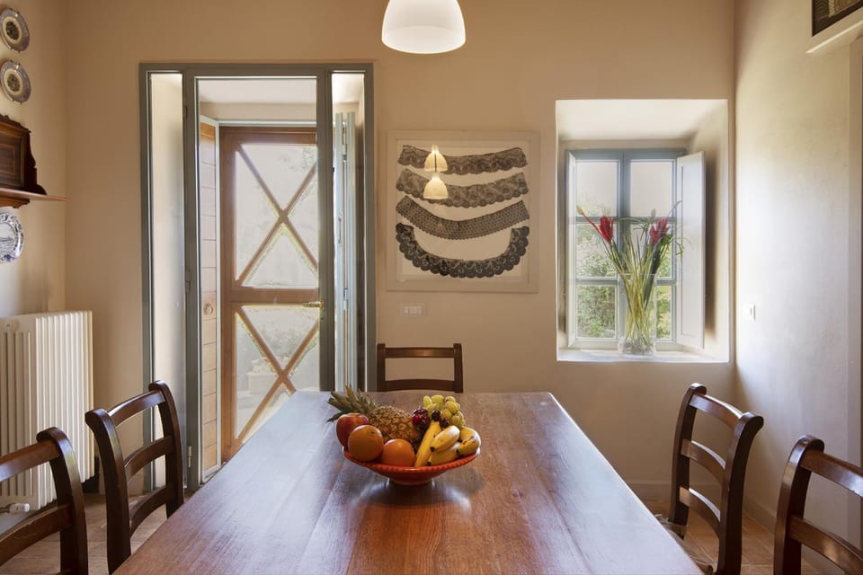 Living room, Food and drinks, Seating area, Dining area, Food