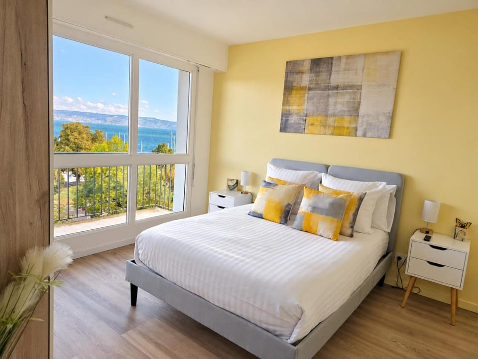 Photo of the whole room, Lake view