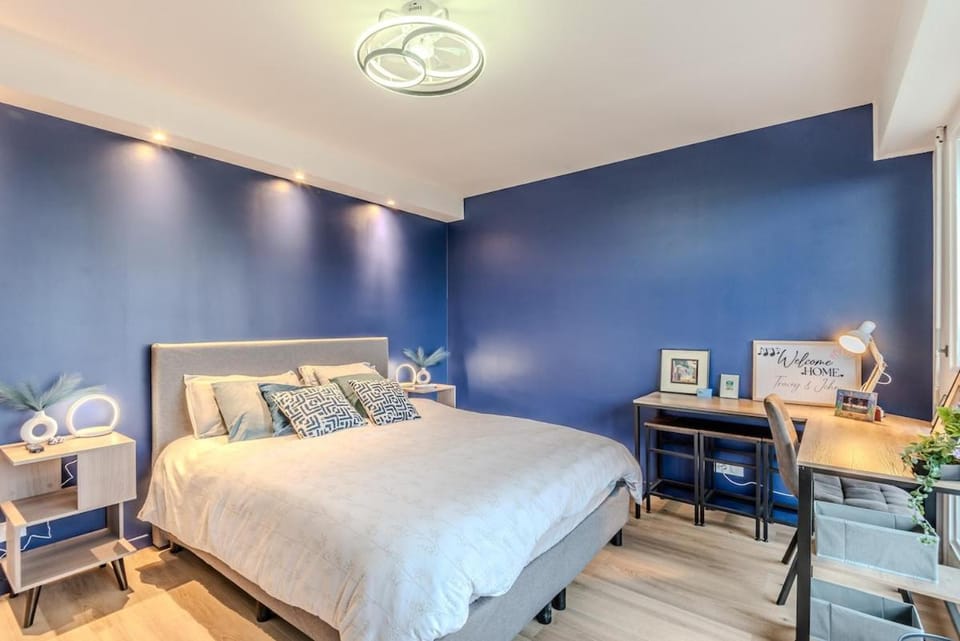 Bed, Photo of the whole room, Seating area