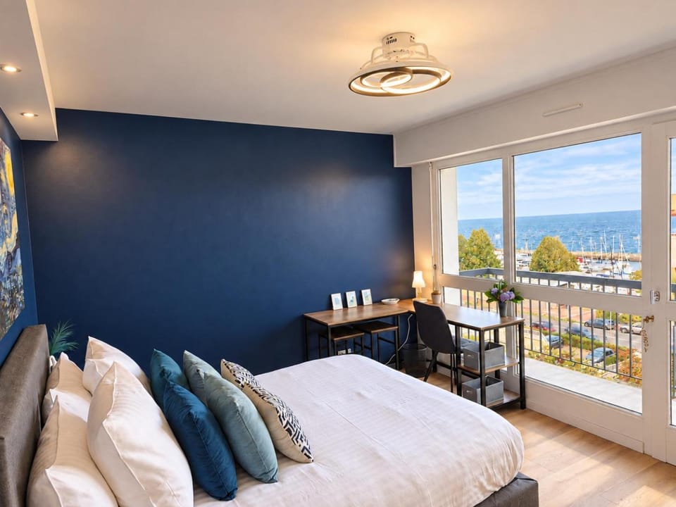 Photo of the whole room, Lake view