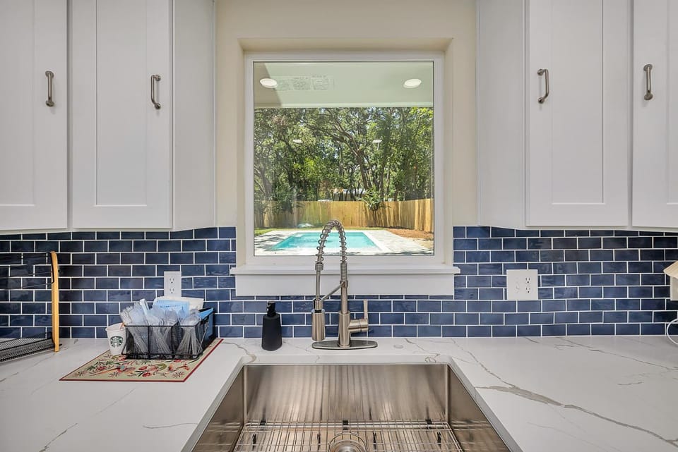 Cater Cove - private pool 1 mile to beach quiet House in Saint Simons Island