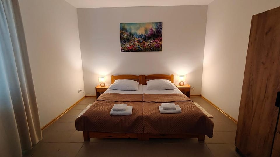 Bed, Bedroom, towels
