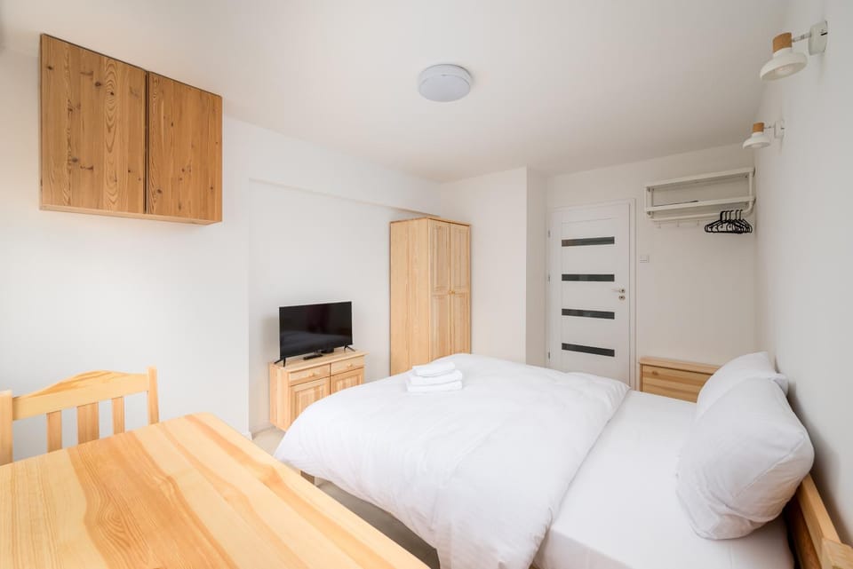 Bed, TV and multimedia, Photo of the whole room, Evening entertainment, Bedroom, wardrobe