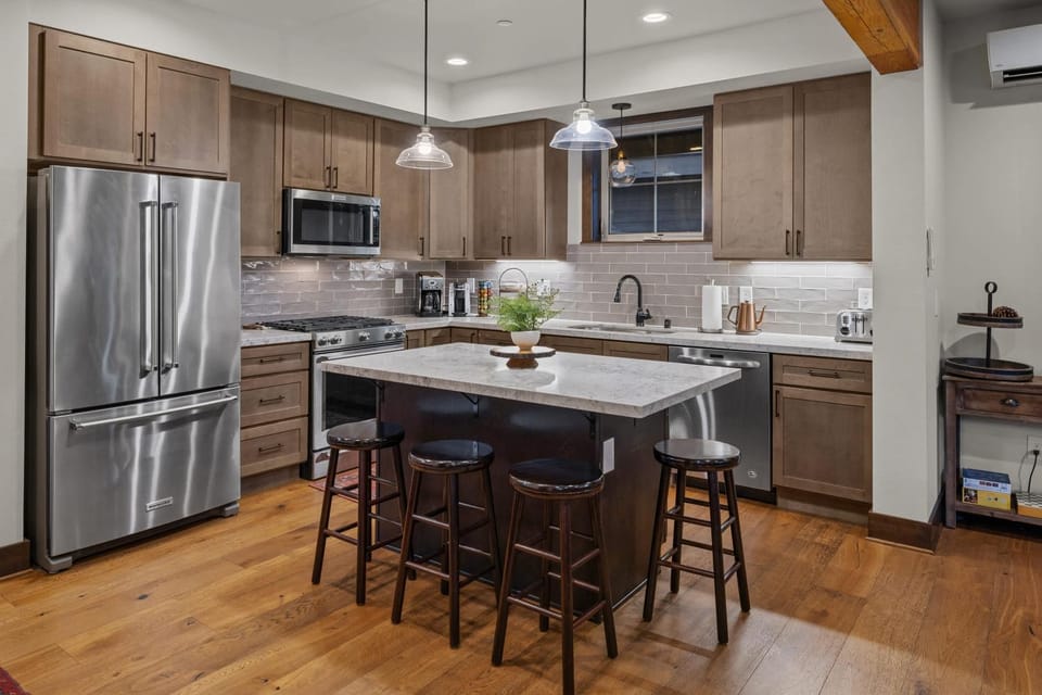 Big Hill Retreat in Suncadia- Hot Tub, BBQ, Stadium Style Loft, Fully Equipped Kitchen, Hi-speed Wi-Fi House in Kittitas County