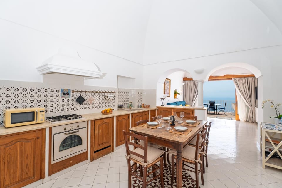 Kitchen or kitchenette, Dining area, oven, stove