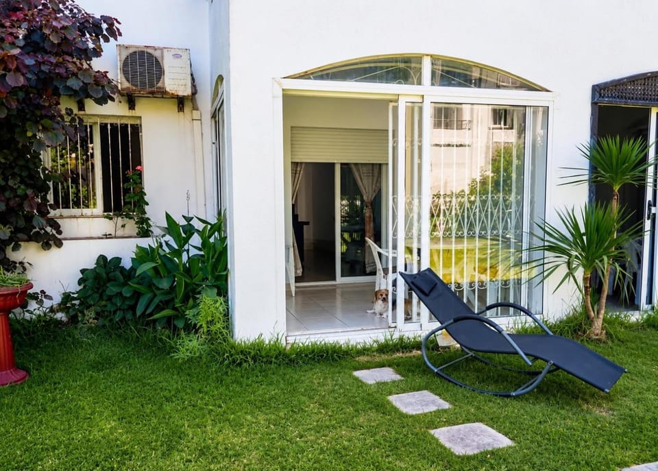 Property building, Patio, Day, Garden, Garden view, sunbed