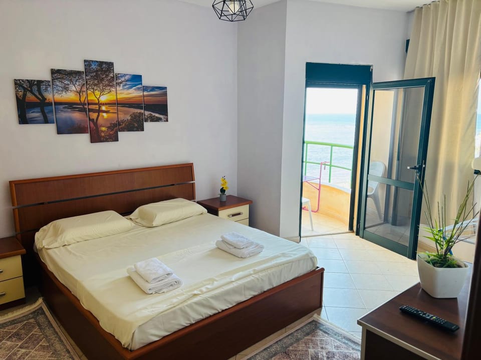 Bed, Bedroom, towels