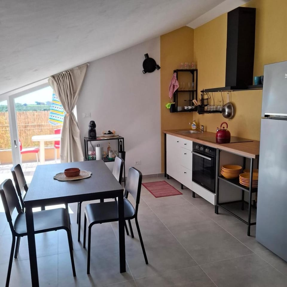Coffee/tea facilities, Kitchen or kitchenette, Dining area, stove