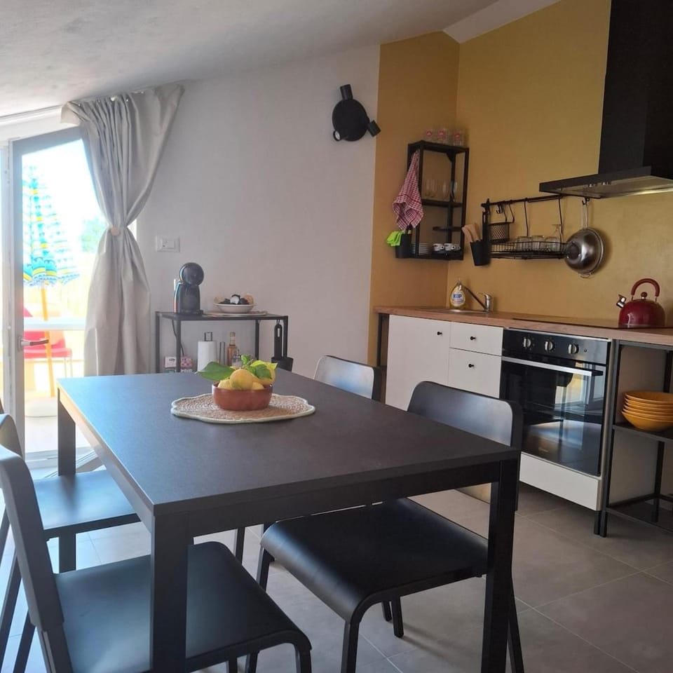 Kitchen or kitchenette, Dining area, oven, stove