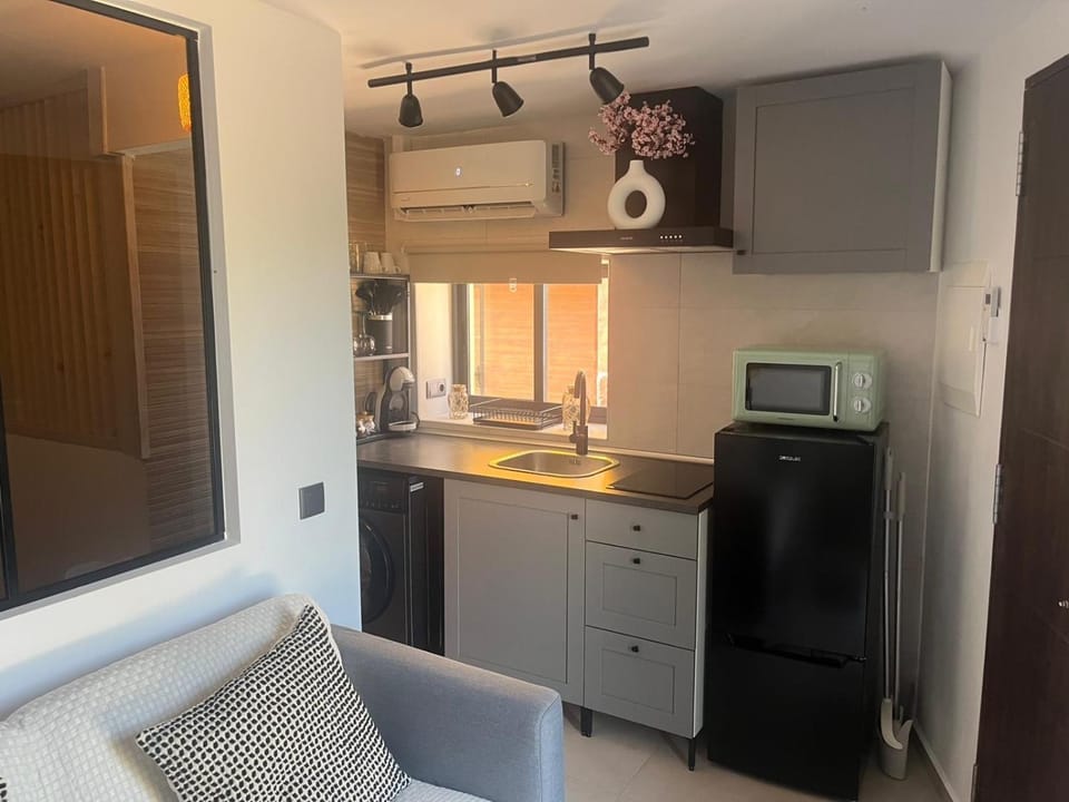 Kitchen or kitchenette, Dining area, stove, toaster, air conditioner