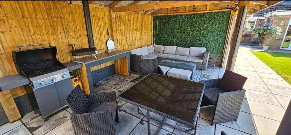 Tickton Retreat with Bar House in England