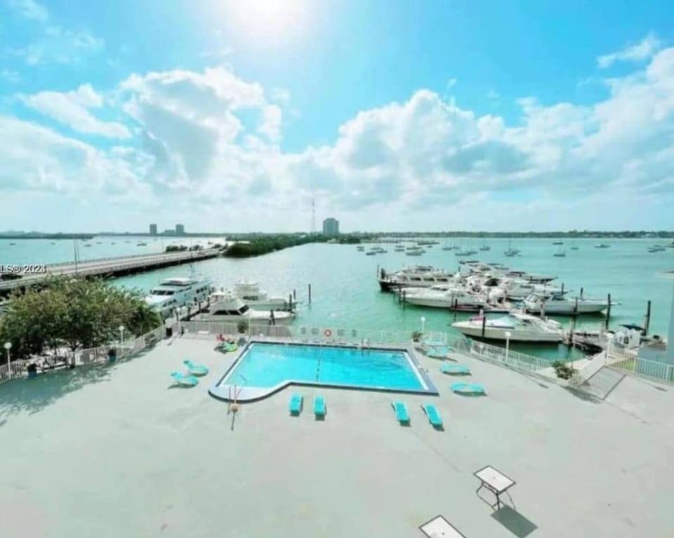 Beautiful Studio w Amazing View of Miami Skyline Apartment in North Bay Village