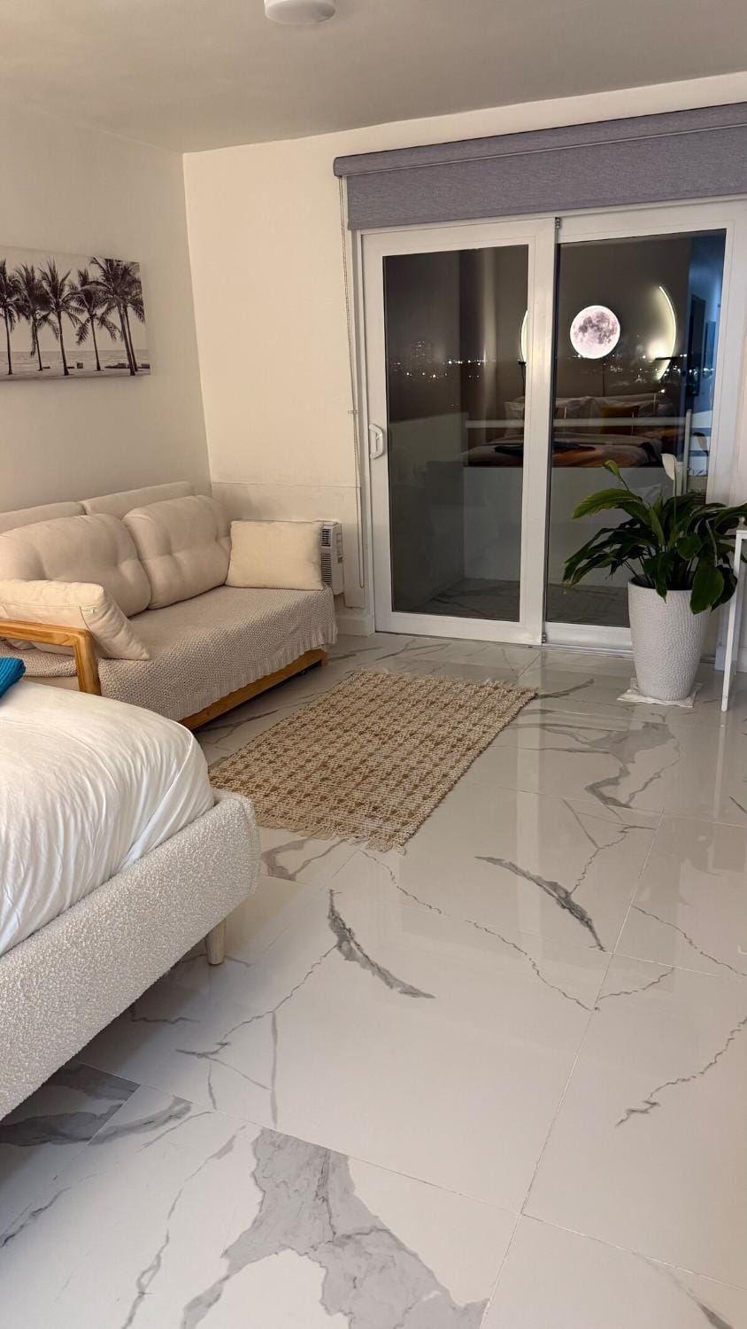 Beautiful Studio w Amazing View of Miami Skyline Apartment in North Bay Village