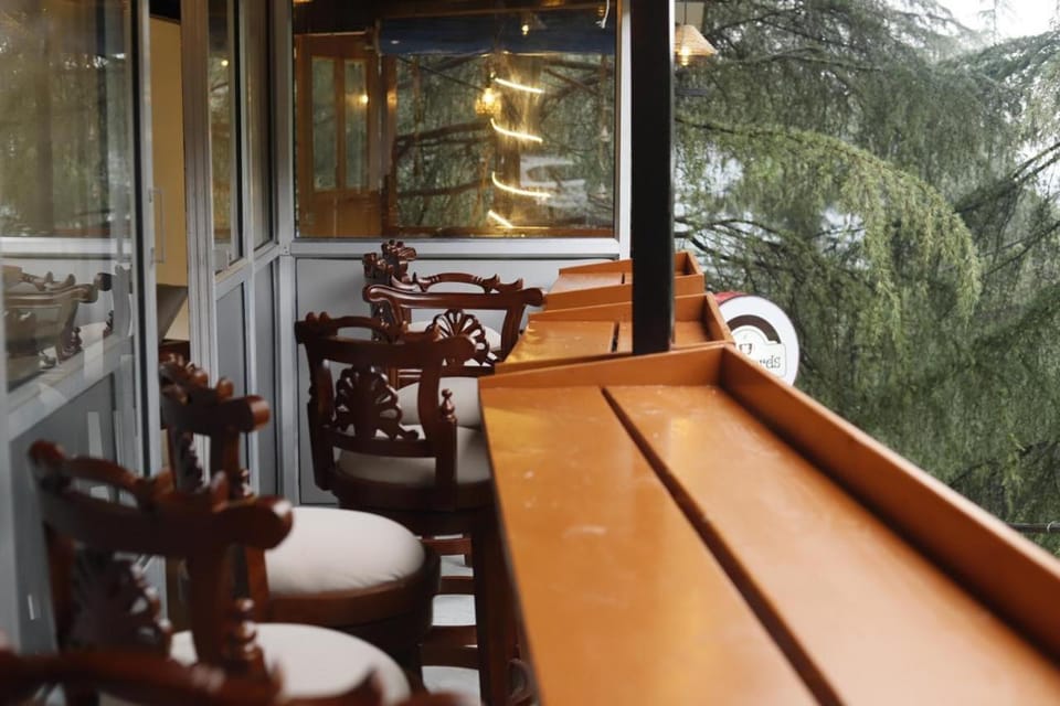 Restaurant/places to eat, Restaurant/places to eat, Balcony/Terrace, Seating area