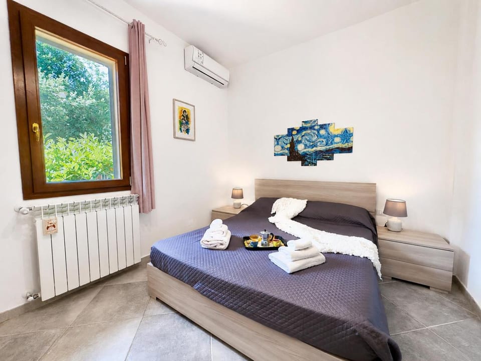 Bed, Photo of the whole room, Bedroom, towels, air conditioner