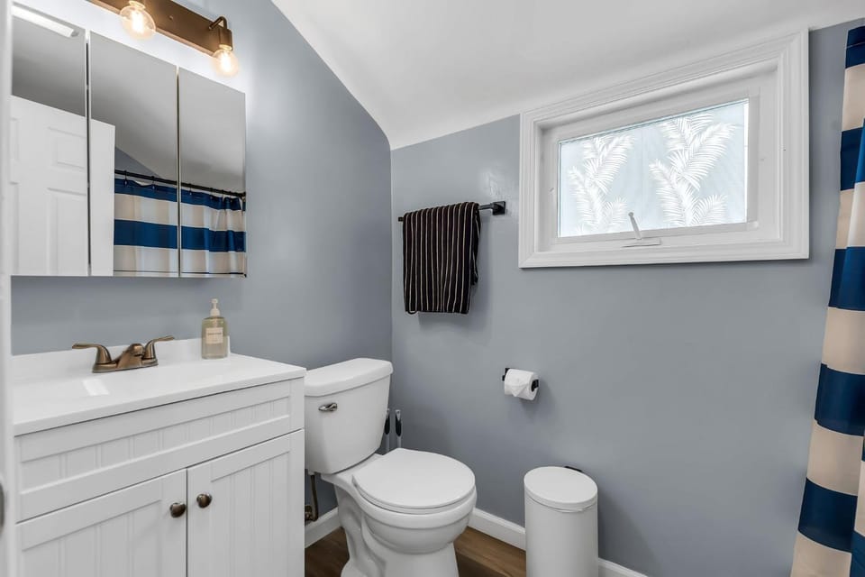 Toilet, Bathroom, towels