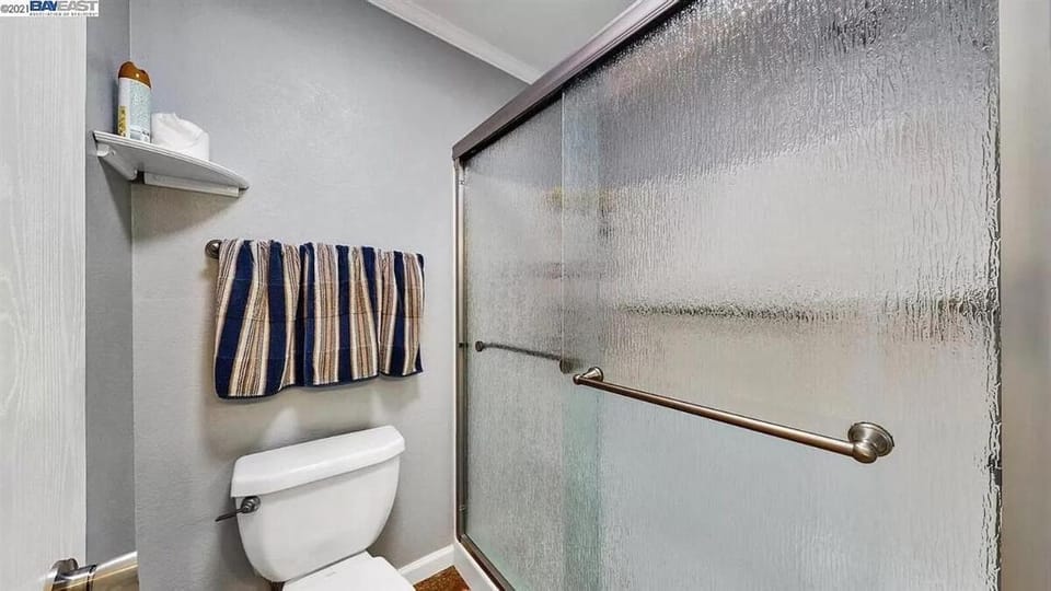Waterfront Sleeps 6 near Marina with Hot Tub House in Discovery Bay