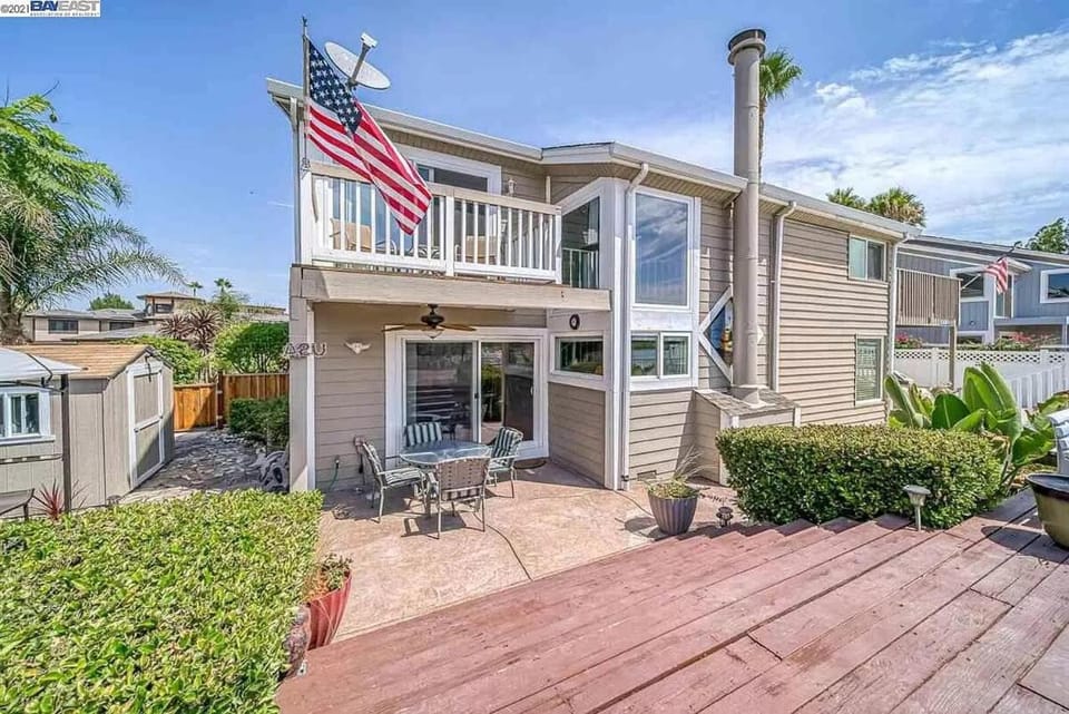 Waterfront Sleeps 6 near Marina with Hot Tub House in Discovery Bay